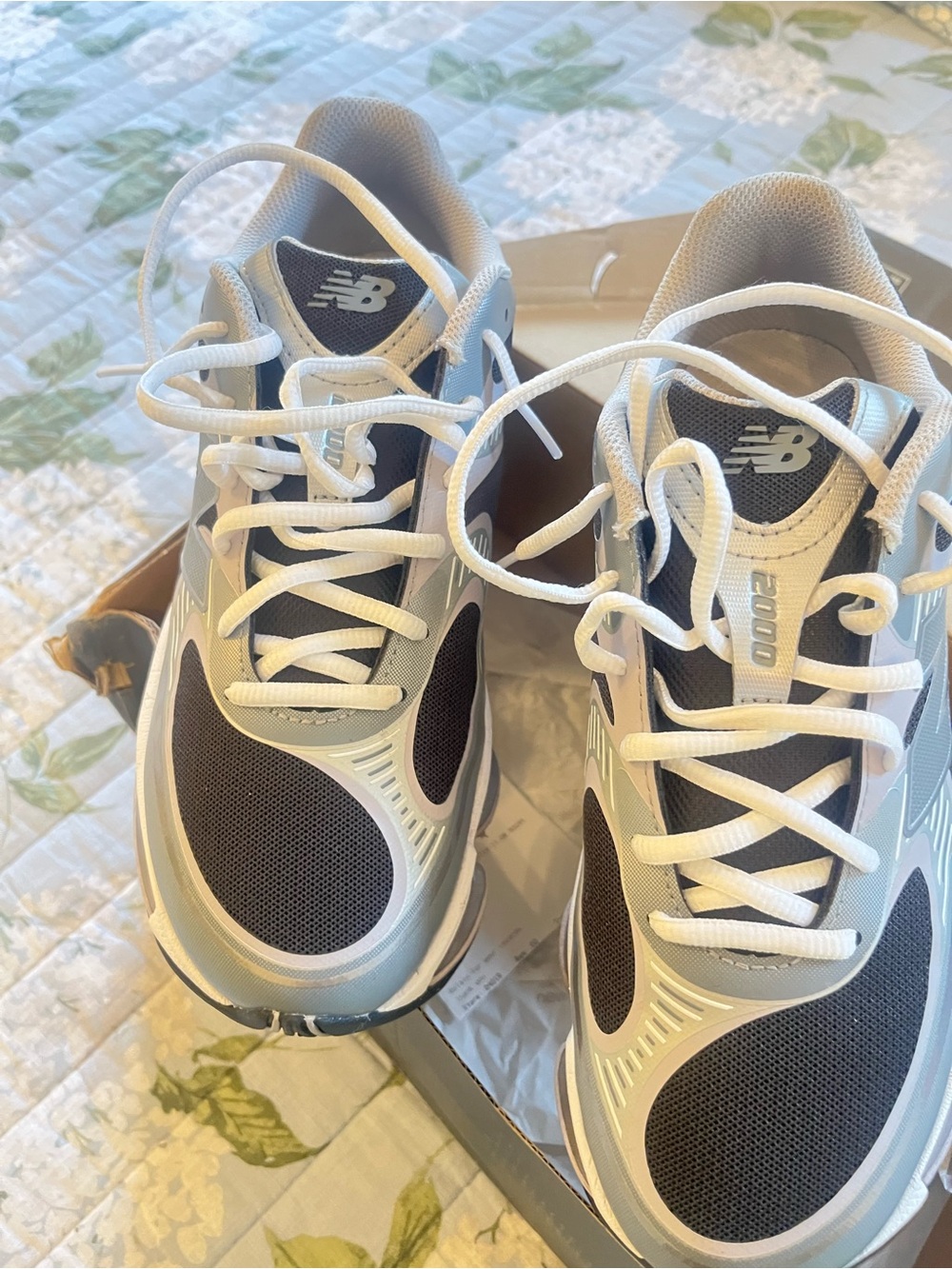 Like NEW men’s 9 New Balance 2002R Men's Running Sneakers - White, Gray, Black